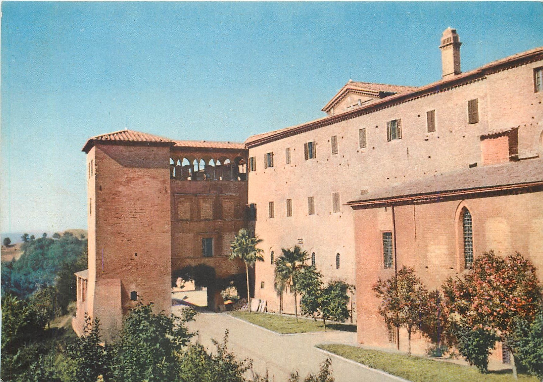CPM Entre deux routes d'Italie Monteoliveto Monastere