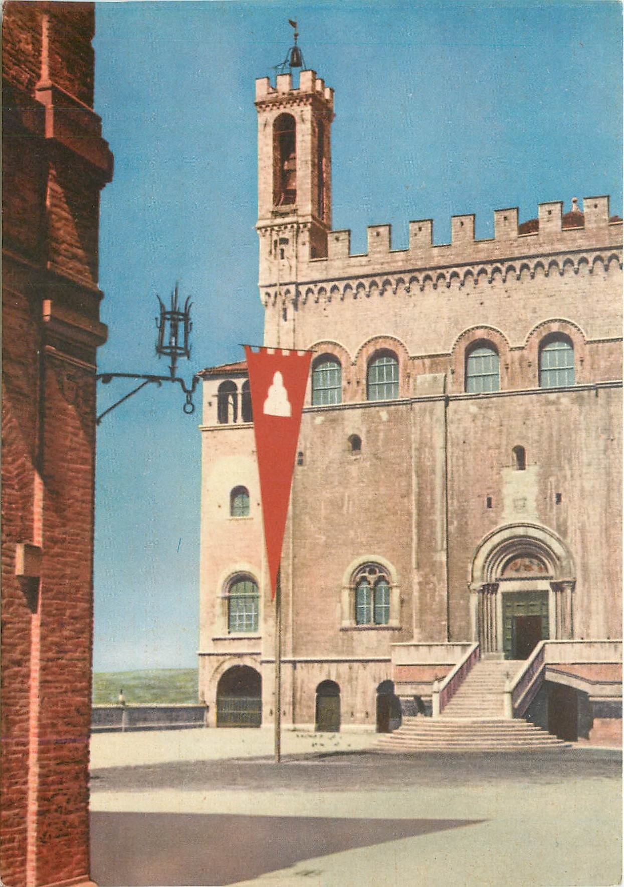 CPM Entre deux routes d'Italie Gubbio Palais des Consuls