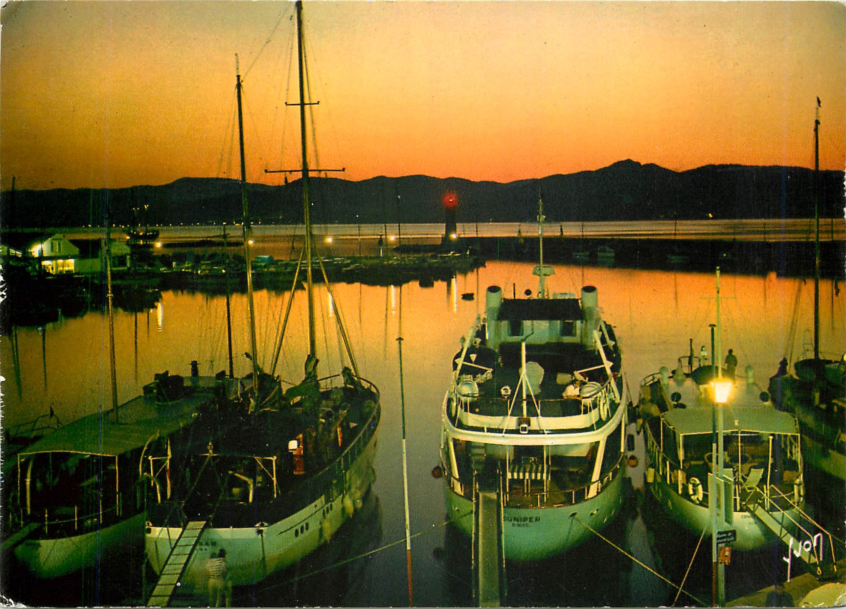 CPM Couleurs et Lumiere de France La Cote d'Azur miracle de la nature Saint Tropez (Var) Coucher de 