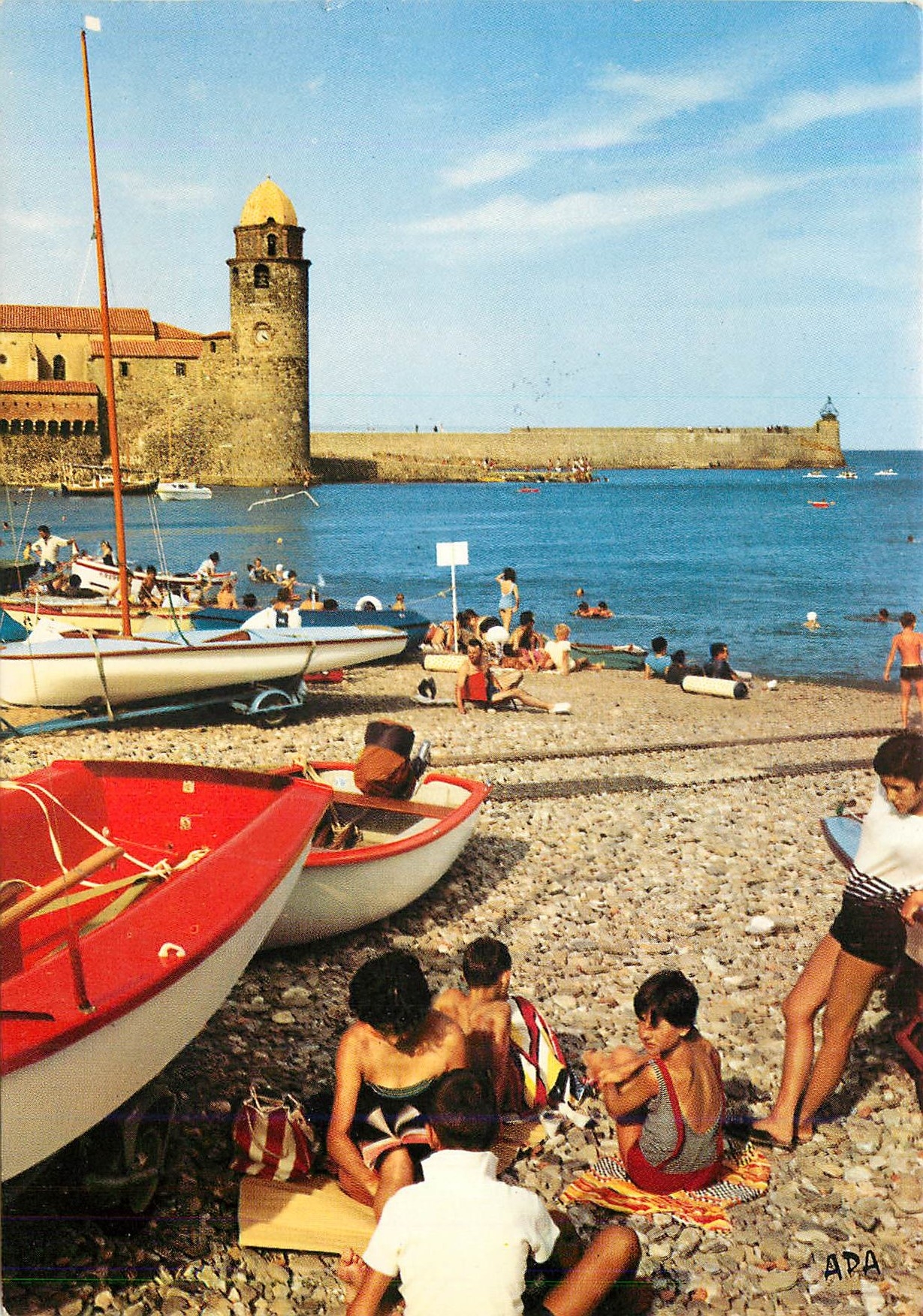CPM En Parcourant la cote Vermaille Collioure Vue sur la plage des Pecheurs et l'Eglise (M H XVIIe s