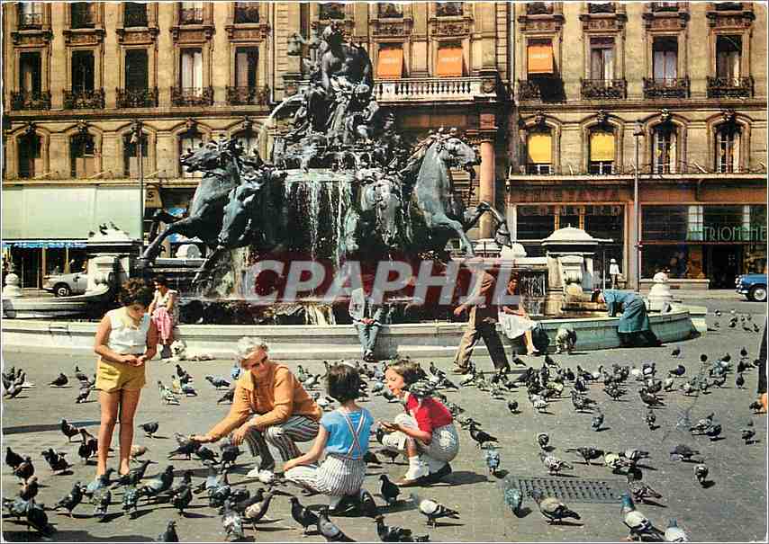 CPM Lyon Les pigeons de la Place des Terreaux et la fontaine Bartholdi