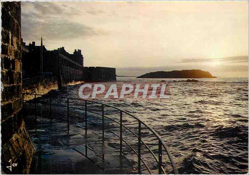 CPM La Bretagne en couleurs Saint Malo (I et V) Coucher de soleil sur le Grand Be et les Remparts