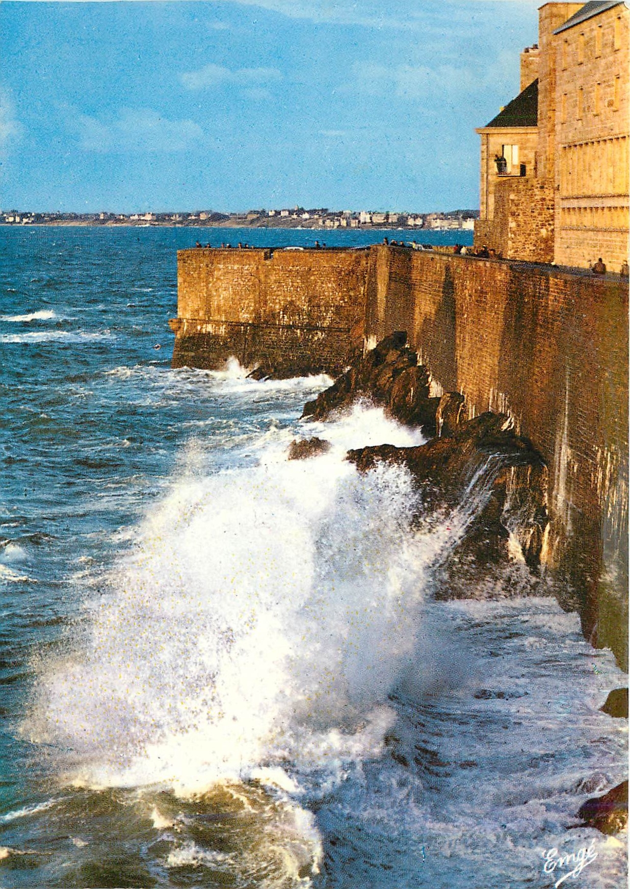 Saint-Malo, Côte d'Émeraude — Vagues à l'assaut des remparts — Photo-Édition Emge