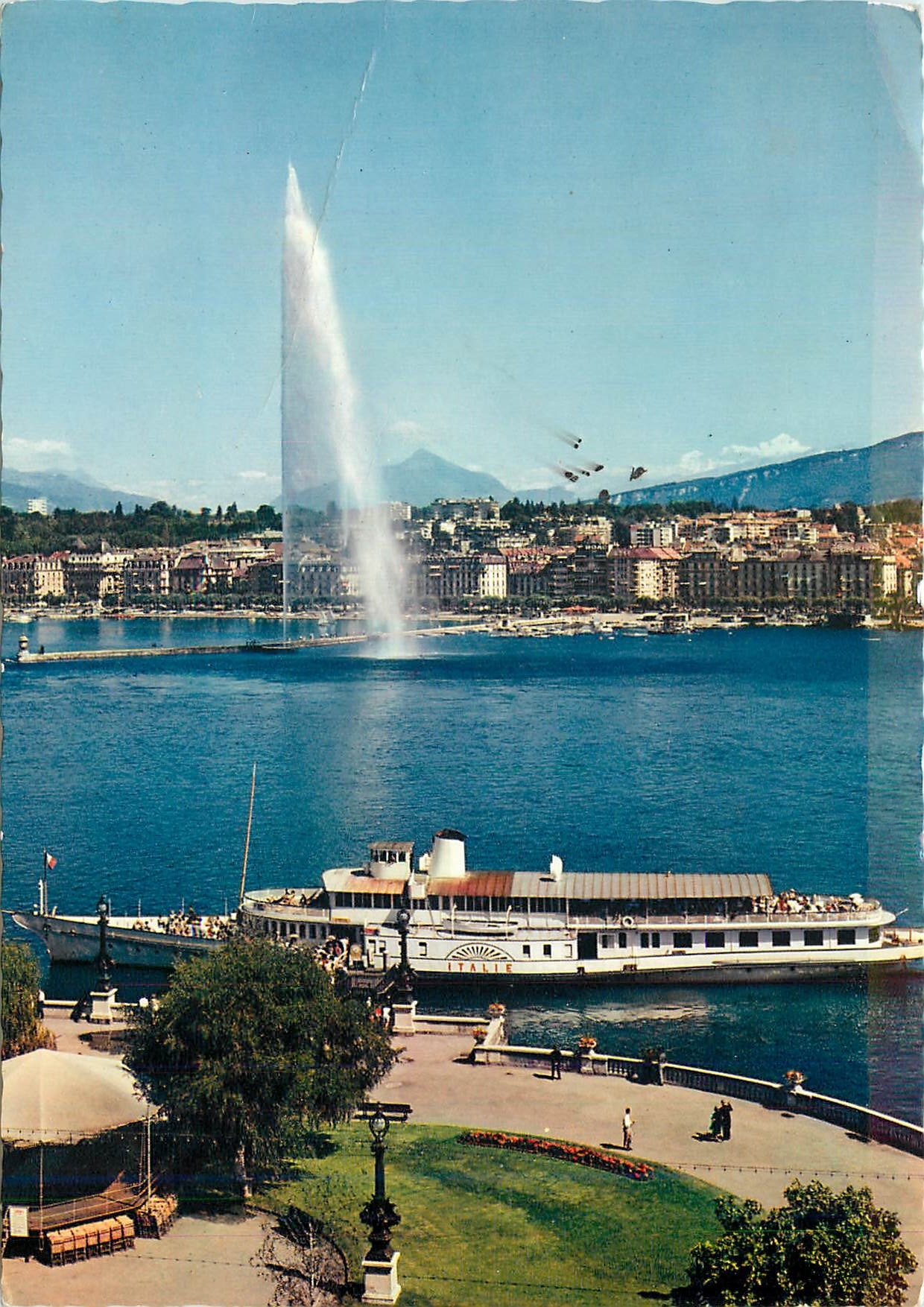 CPM Geneve La Rade le jet d'eau (130 m) et le Mont Blanc (4810 m) Bateau