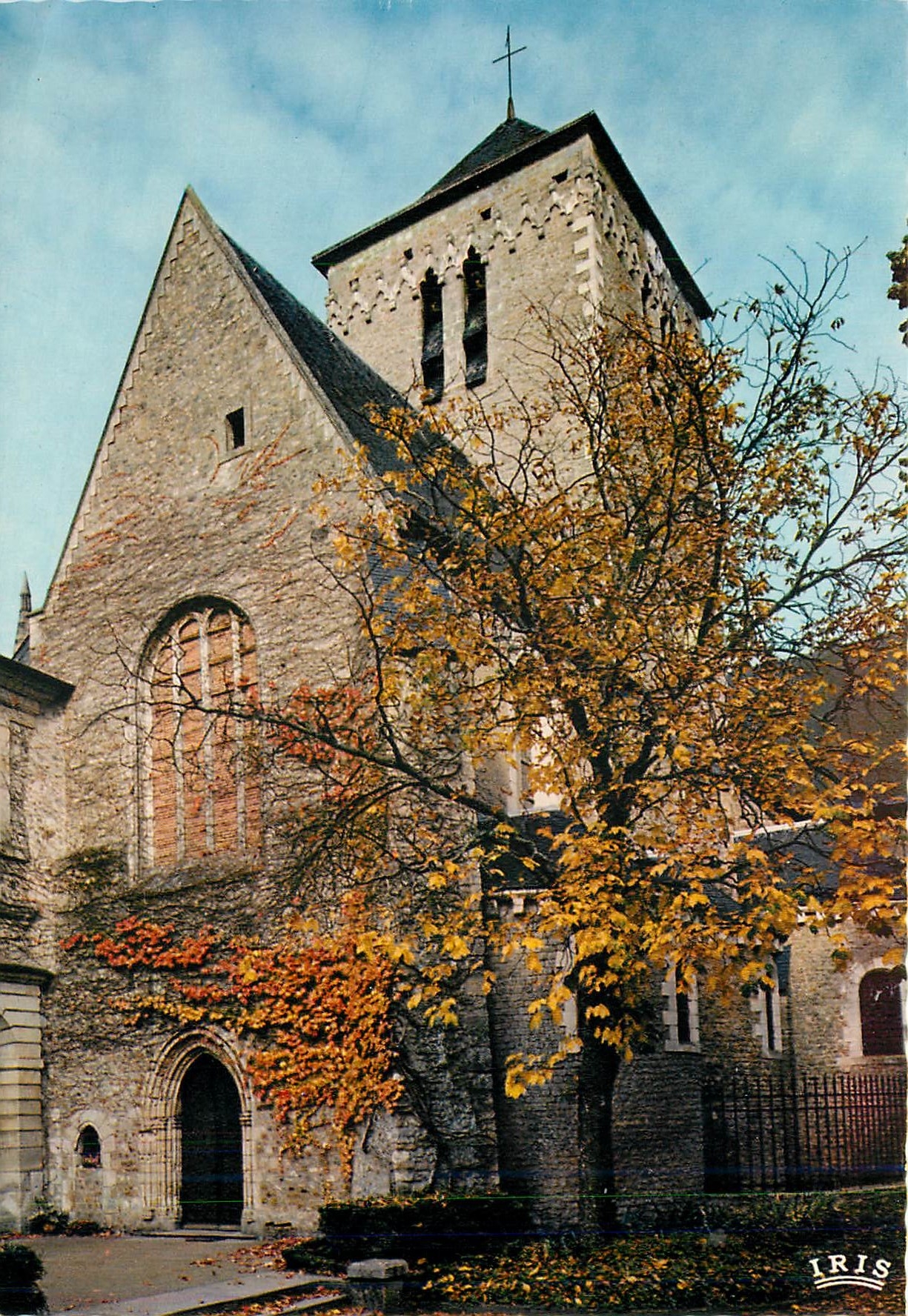 CPM Abbaye Saint Pierre de Solesmes (Sarthe) entree de l'Eglise Abbatiale