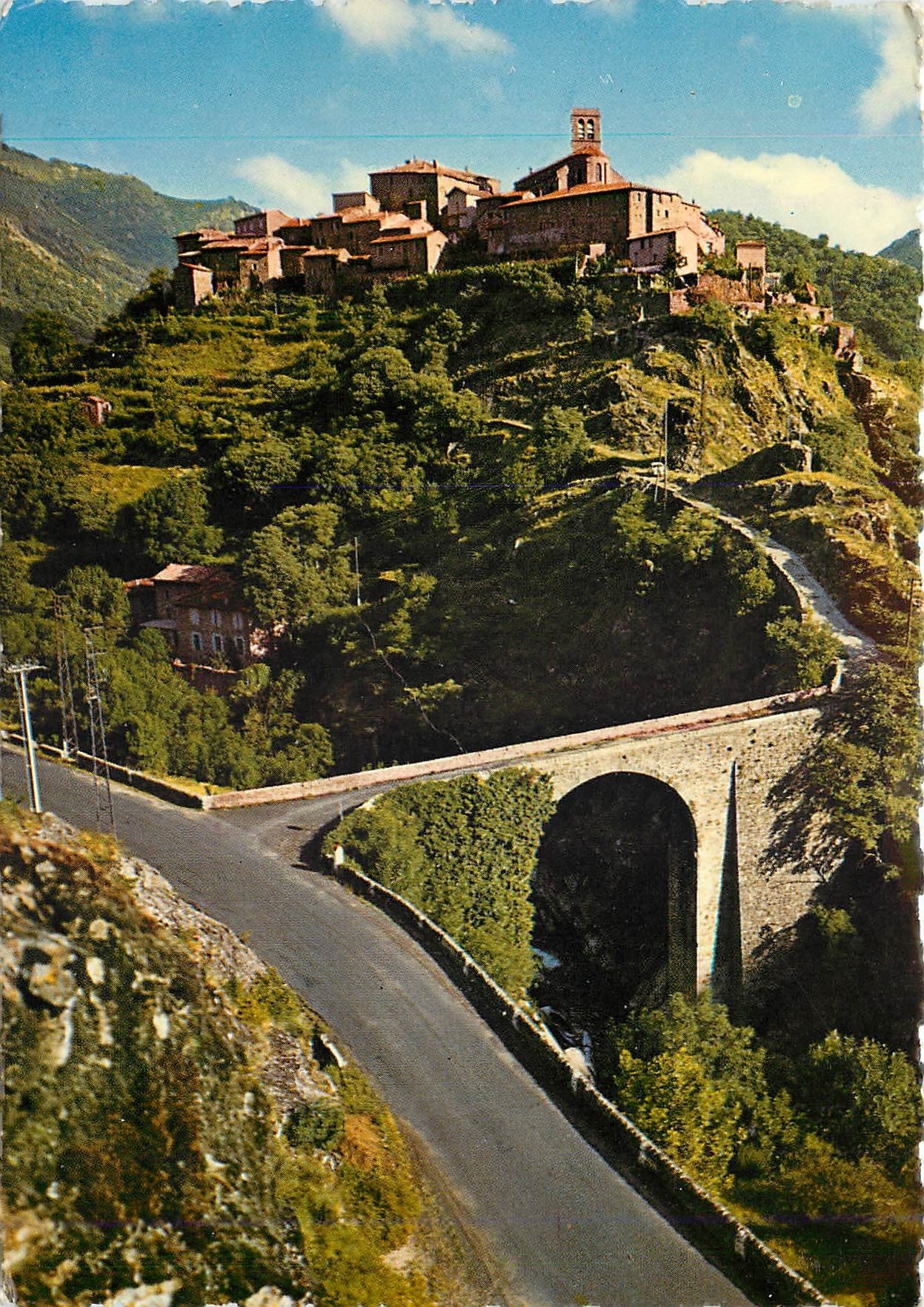 Antraigues — village pittoresque dominant la Vallée de la Volane — Éditions CELLARD