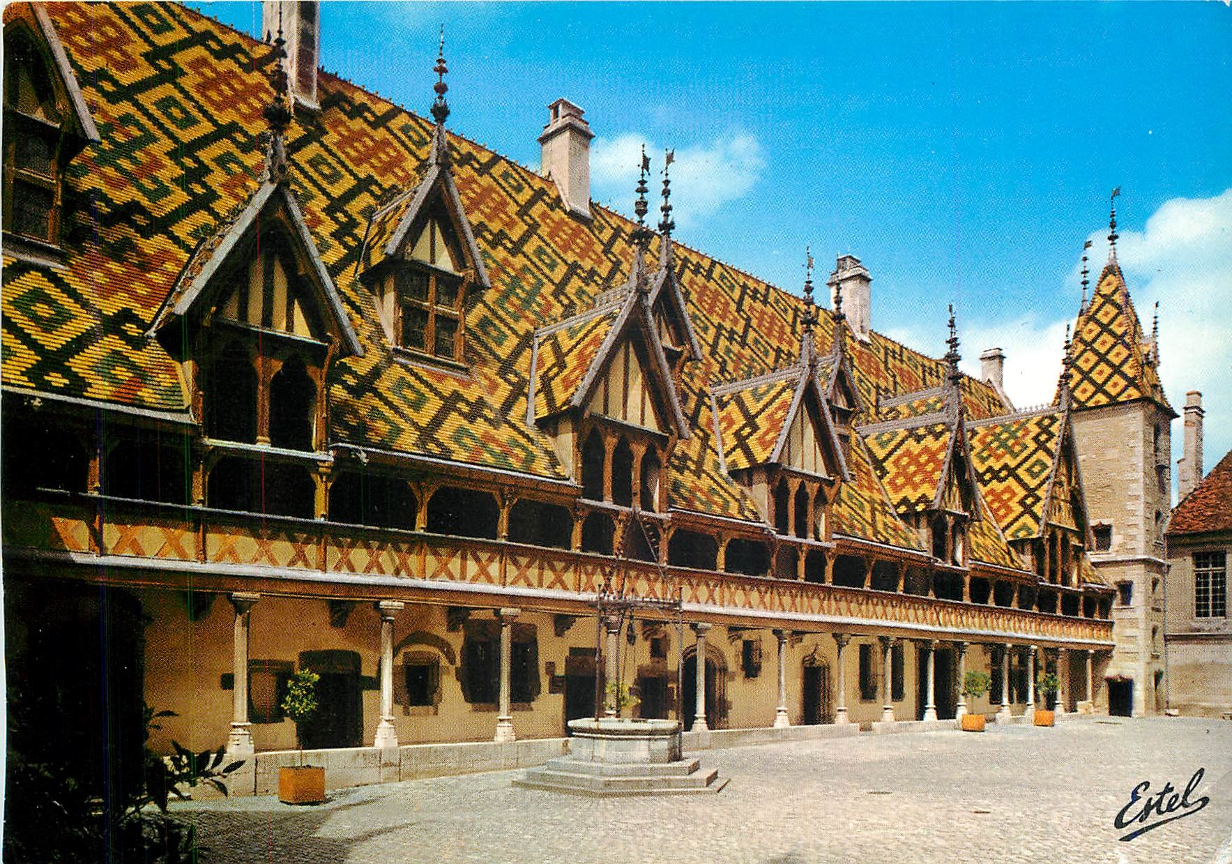 CPM Au pays des Grand crus Beaune (Cote d'Or) La cour d'honneur