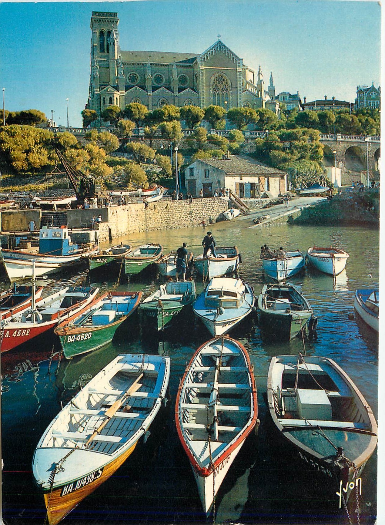 CPM Couleurs et Lumiere de France Le Pays Basque Biarritz (Basses Pyr) Le Port des Pecheurs sous la 