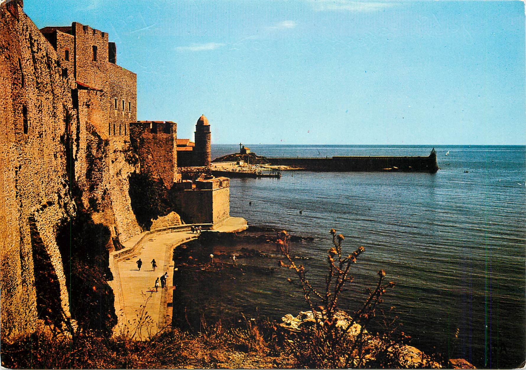 CPM En Parcourant la cote Vermelle Collioure (P O) Echappee sur le chateau Fort L'Eglise la jetee et