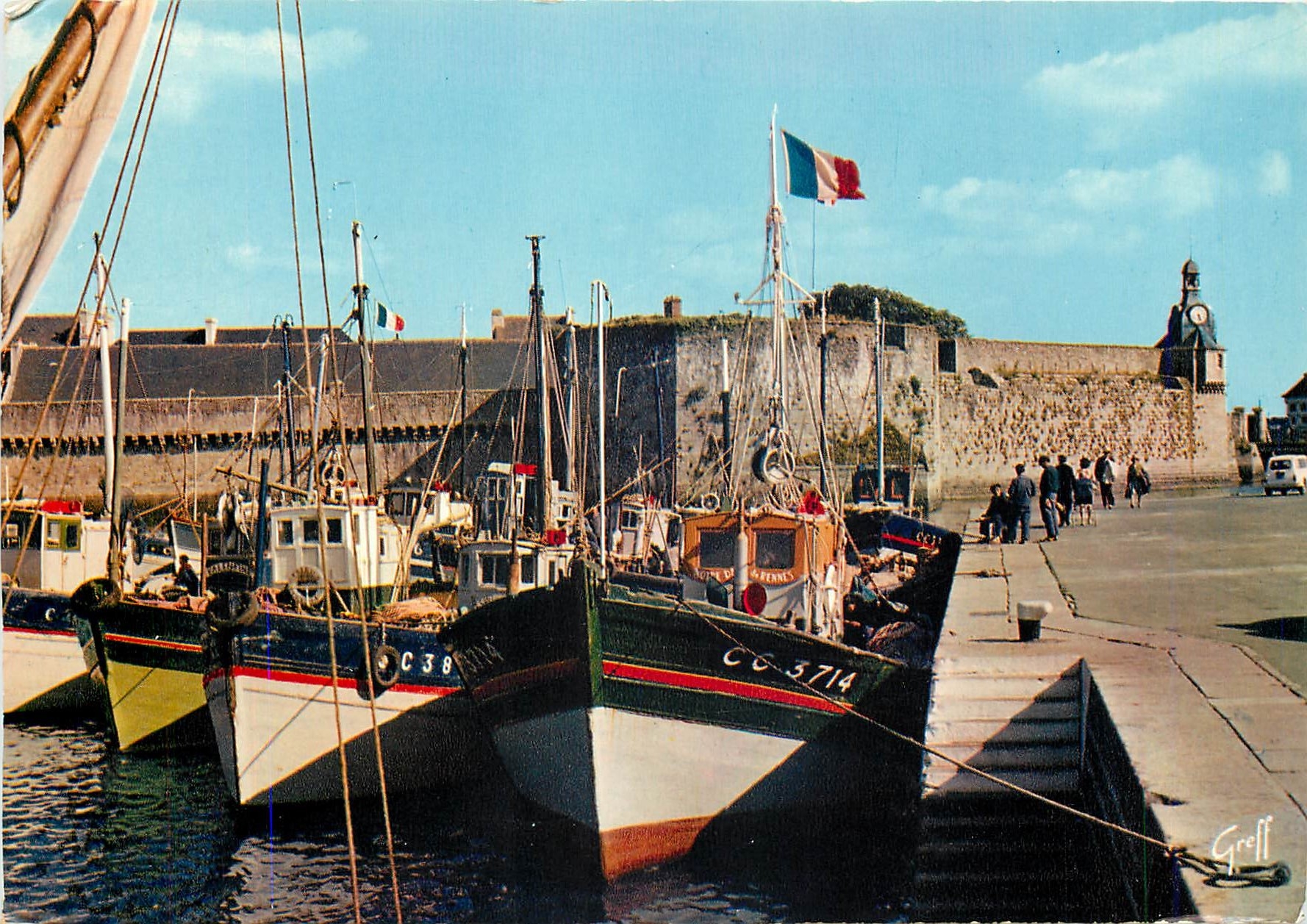 Port de Concarneau — Vue des bateaux de pêche et du château — Éditions GREFF