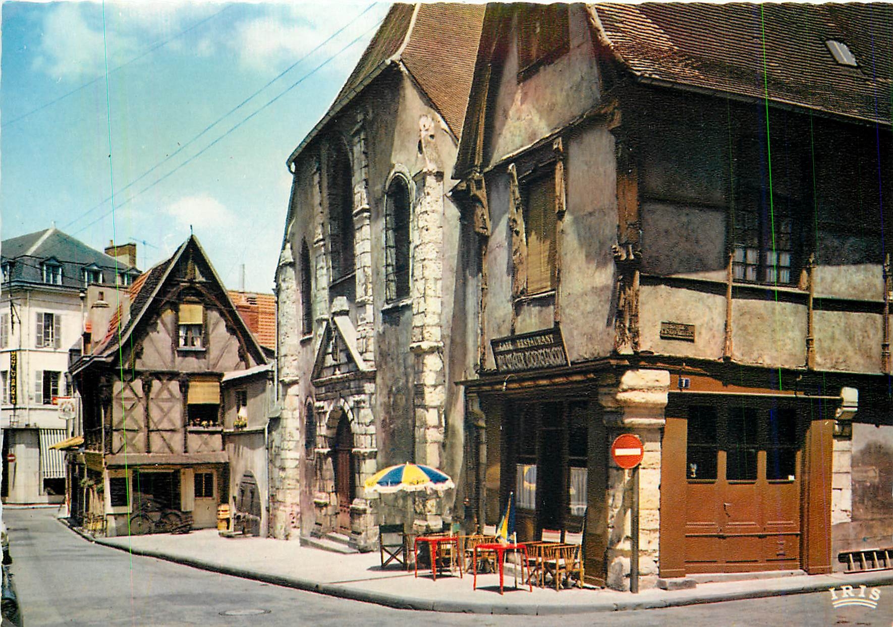 Montluçon (Allier) — L'église Saint-Pierre (portail de 1638) et vieilles maisons de bois du XVIIe siècle — IRIS