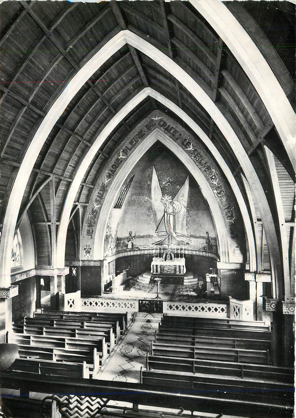 CPM Eglise N D du Leman Vongy Thonon les Bains (Hte Savoie) (Maurice Novarine arch) l'interieur