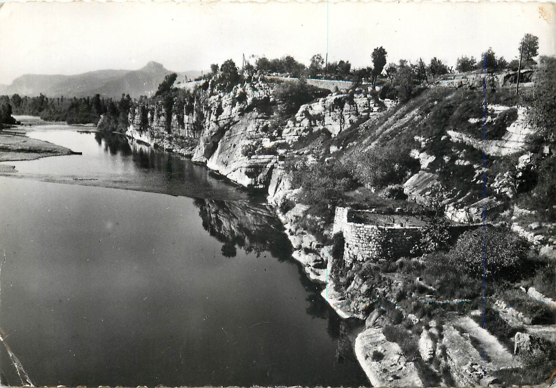 CPM Les Gorges de l'Ardeche a Ruoms dans le Fond le Rocher de Sampzan