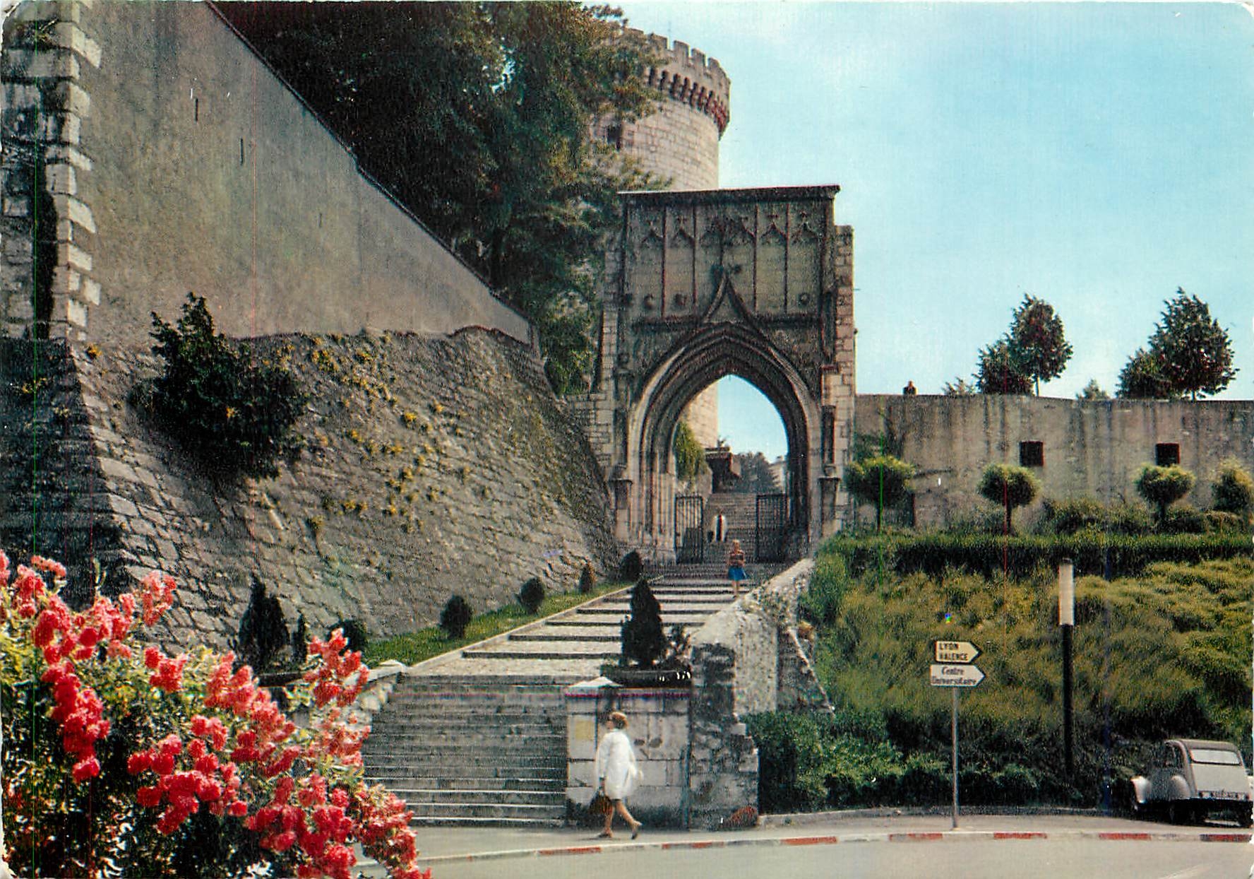 CPM Chambery Le portail St Dominique et les remparts du château des Ducs de Savoie