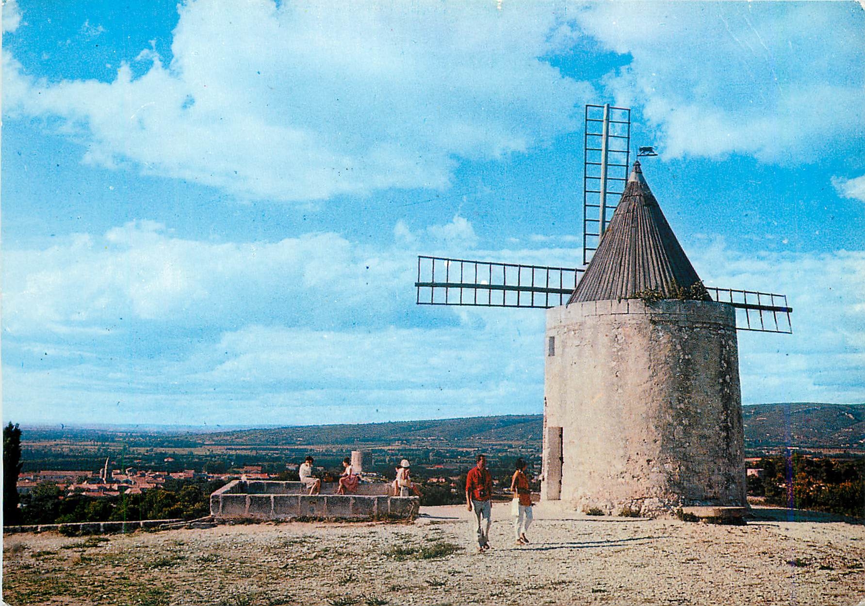 CPM Le Moulin d'Alphonse Daudet a Fontvieille que l'on apercoit dans le fond a gauche