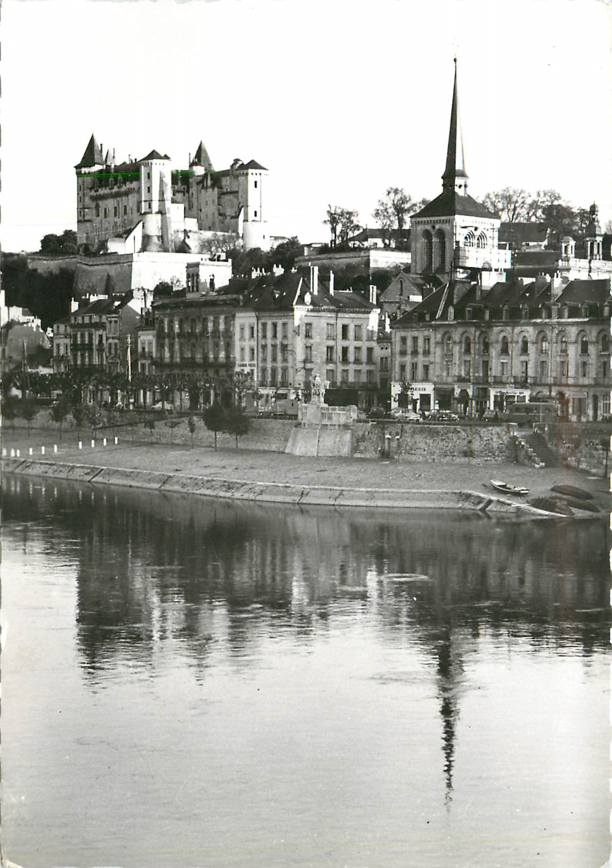 CPM Val de Loire Saumur (M et L) La Loire la Ville au fond le Chateau