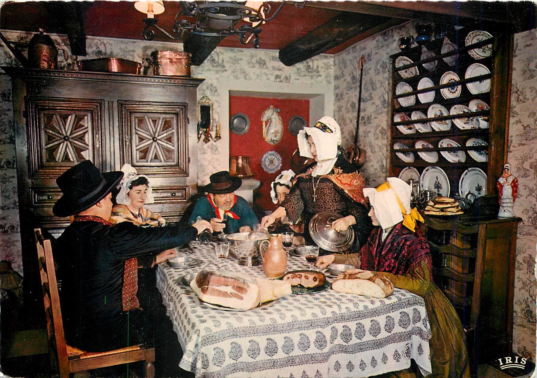 CPM En Auvergne Beau Pays Braves Gens Le Repas en Famille un jour de Fete Folklore