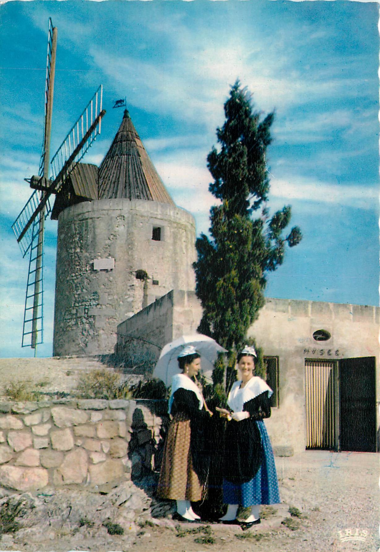 CPM Reflets de Provence et son Folklore Fontvieille (B du R) Le Moulin de Daudet d'ou le grand conte