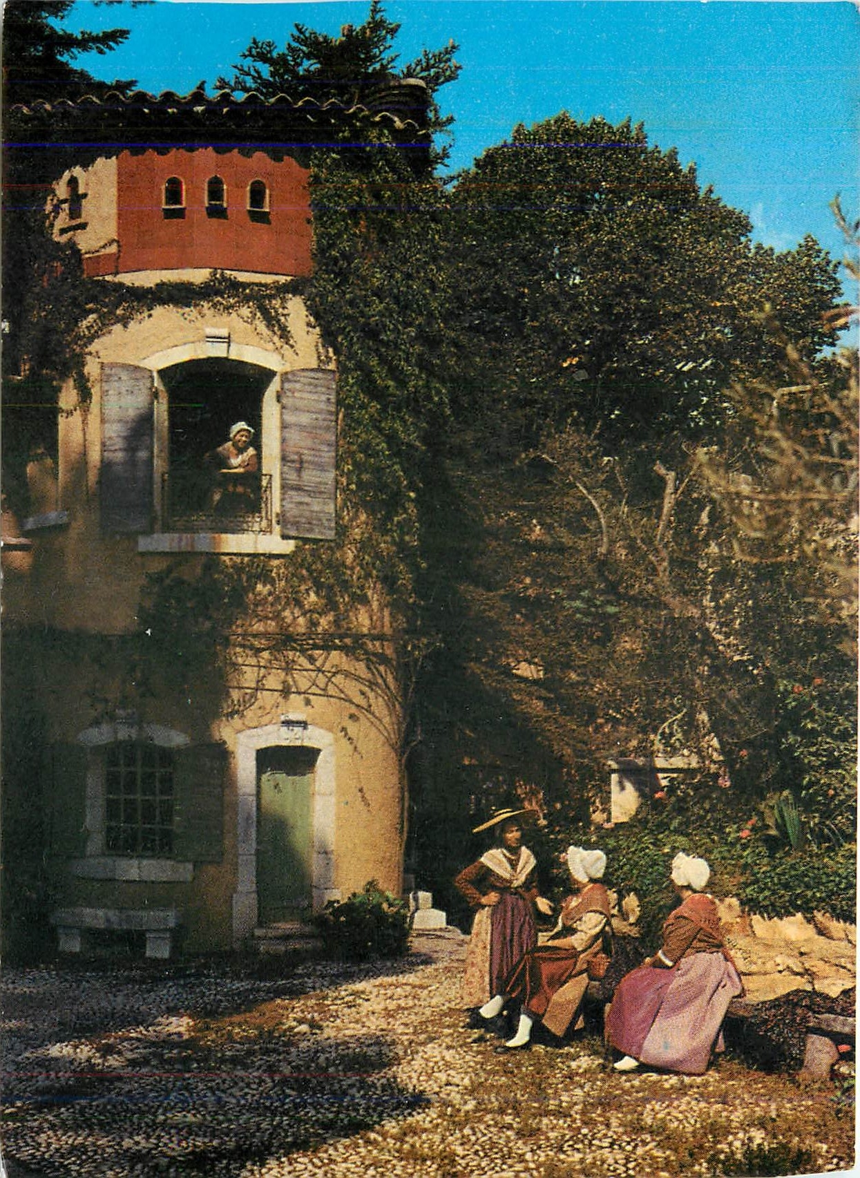 CPM Folklore Provencal Marseillaises en costumes authentiques devant pigeonnier de style provencal