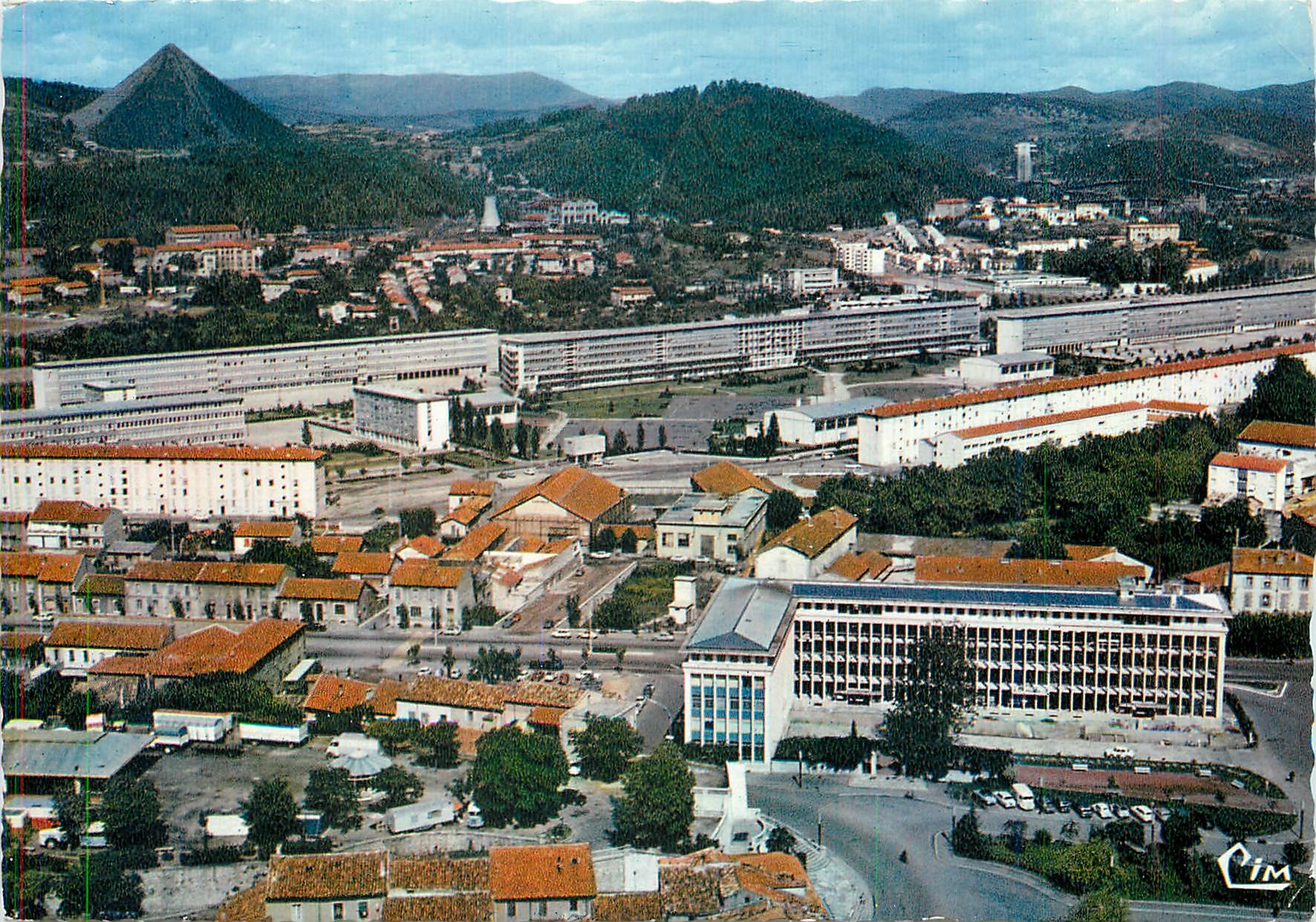 CPM Ales (Gard) Vue aerienne Place des Martyrs la cite Administrative la cote Scolaire et Rochebelle