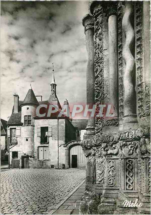 Avallon (Yonne) — Portail de l'Église Saint-Lazare et Maison du XVᵉ s. — Combiér Imp. Nievre
