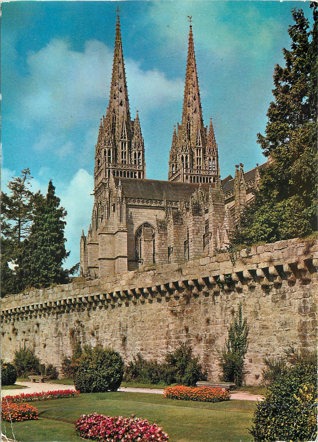 CPM Vieilles Pierres en Bretagne Quimper les Remparts et la Cathedrale