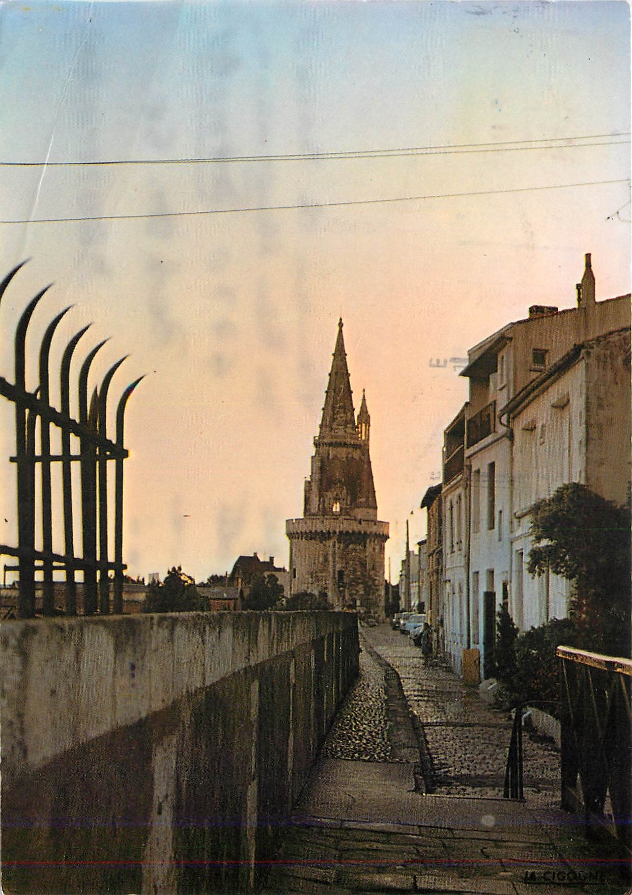 CPM La Rochelle (Ch Mme) La Rue sur les Murs le soir
