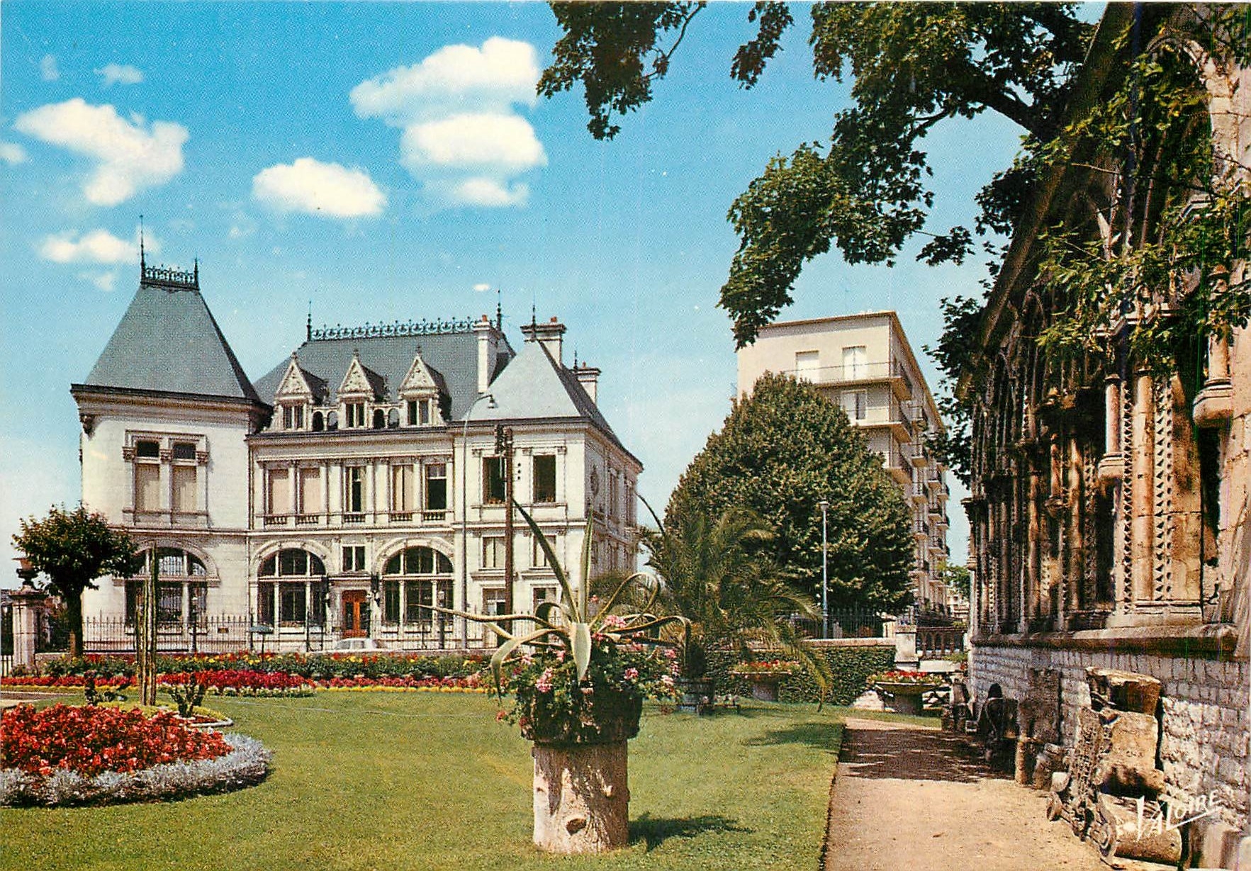 CPM L'Orleanais Montargis (Loiret) Le jardin Durzy et l'hotel de ville