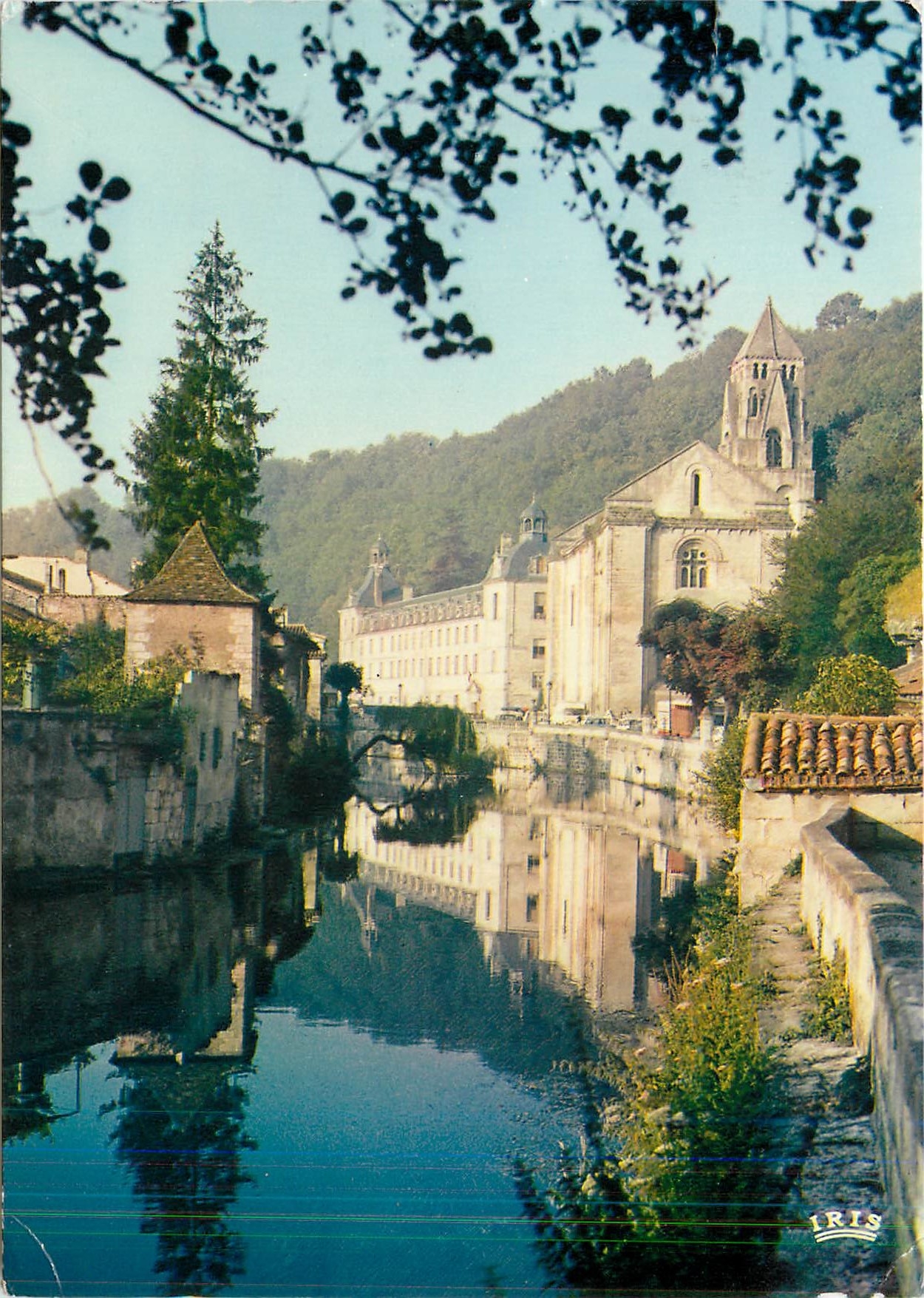 CPM Vallee de la Dronne Bratome (Dordogne) L'abbaye et le clocher du XIe s