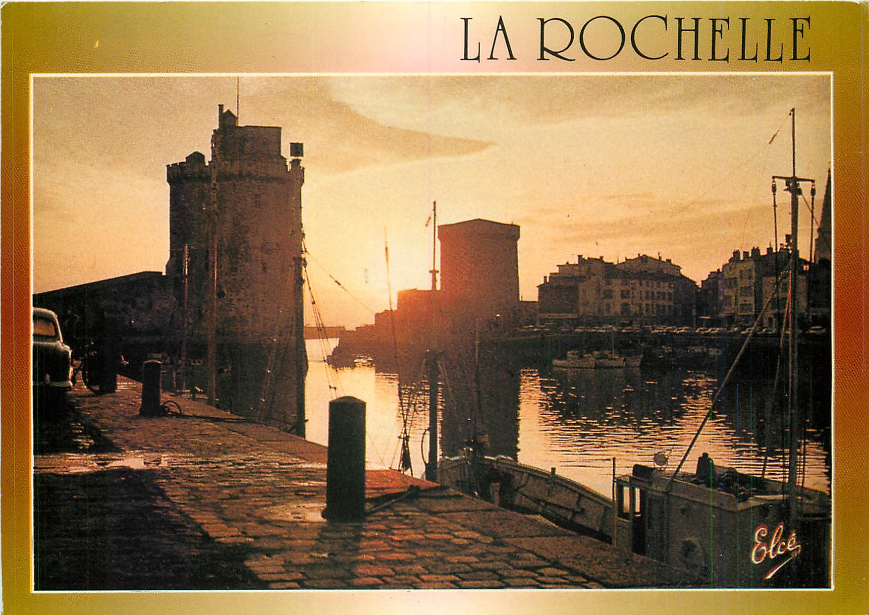 CPM La Rochelle Coucher de Soleil entre les deux tours du port