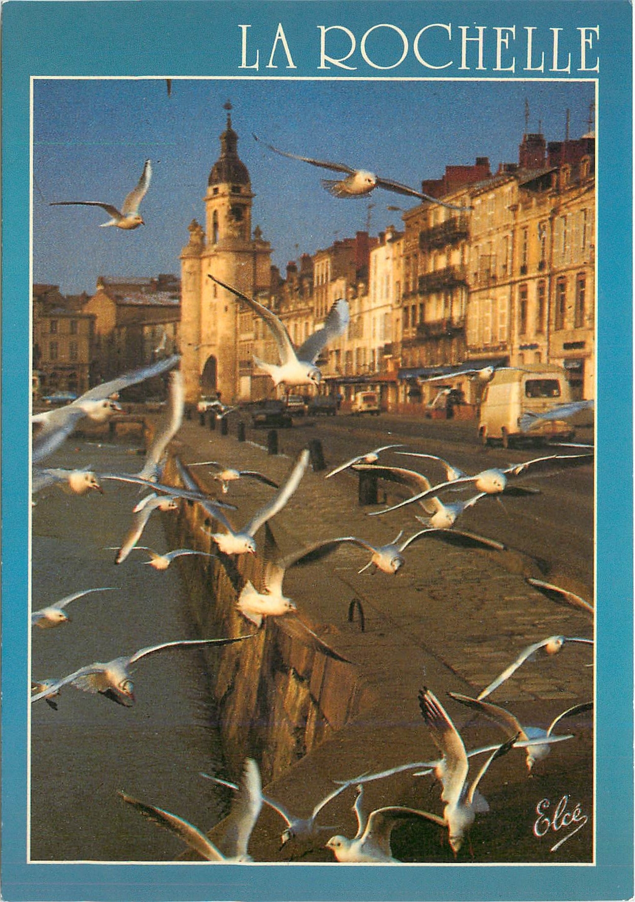 CPM La Rochelle (Charente Mme) Ville historique le port les mouettes au fond la grosse Horloge (XIII