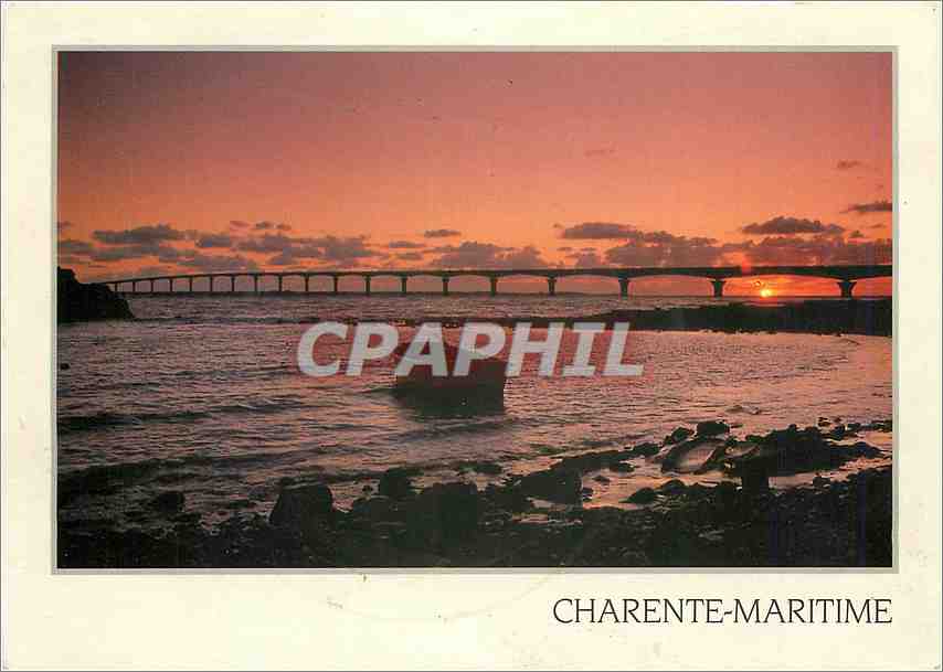 CPM Charente Mme Cote de Beaute Pont de l'Ile Re