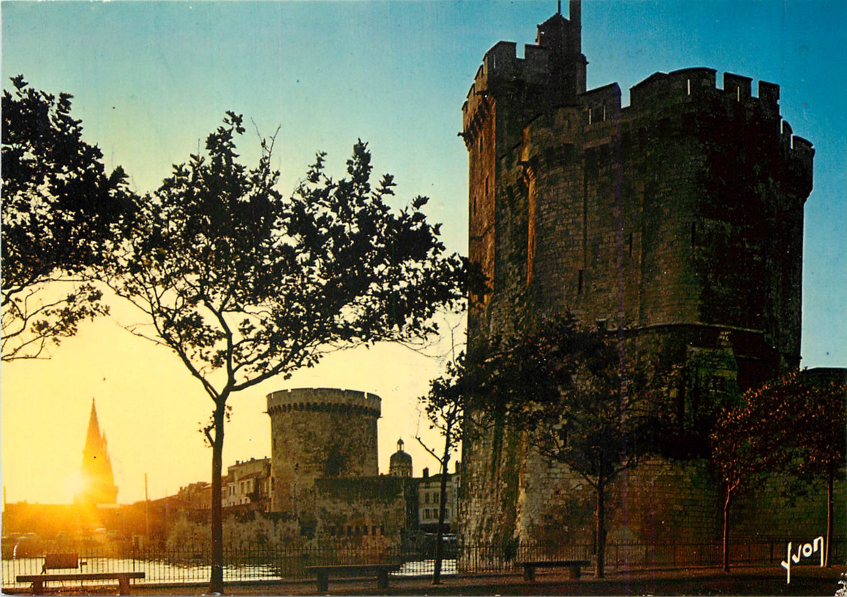 CPM La Rochelle (Ch Mme) Coucher de soleil sur les Tours