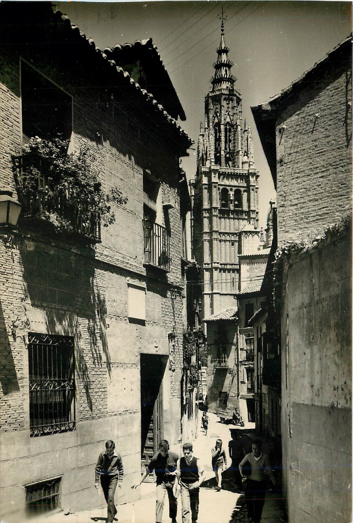 CPM Toledo rue tipique au fond de la Cathedrale