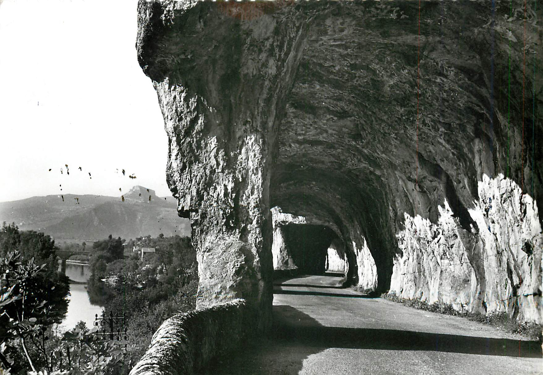 CPM Les Gorges de l'Ardeche Le defile de Ruoms dans le fond le rocher de Sampzon