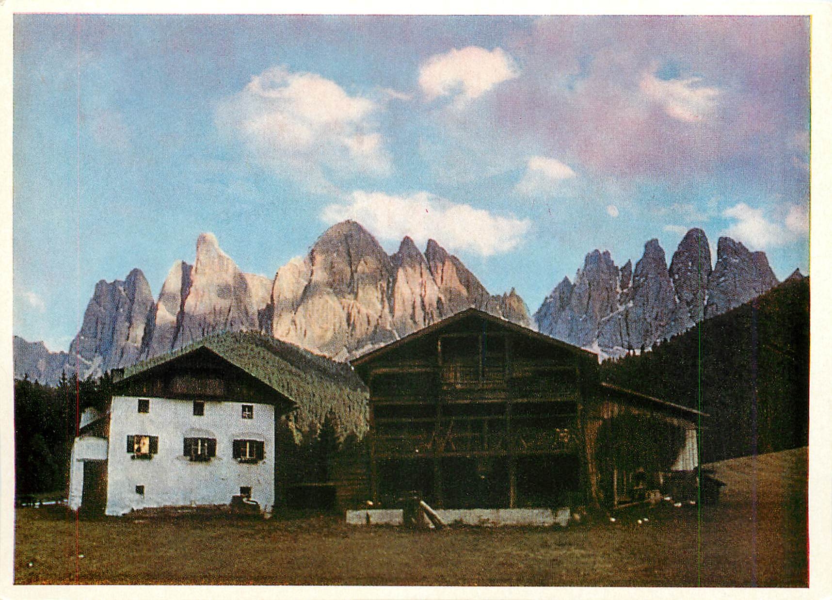 CPM Sudtiroler Berghof mit den Geislet Soitzen Dolomiten