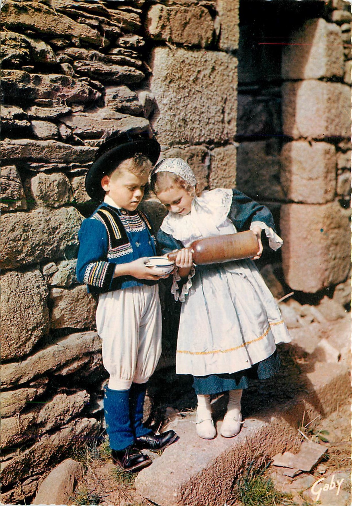 Enfants en costume breton — Riec-sur-Belon, Finistère — Gaby