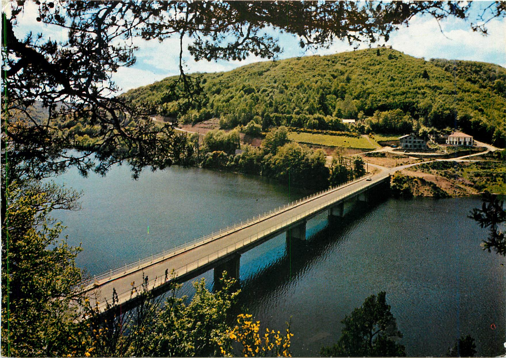 CPM L'Auvergne Plan d'eau du barrage de Besserve les Fades le Nouveau Pont  du Bouvhet (Puy de Dome)