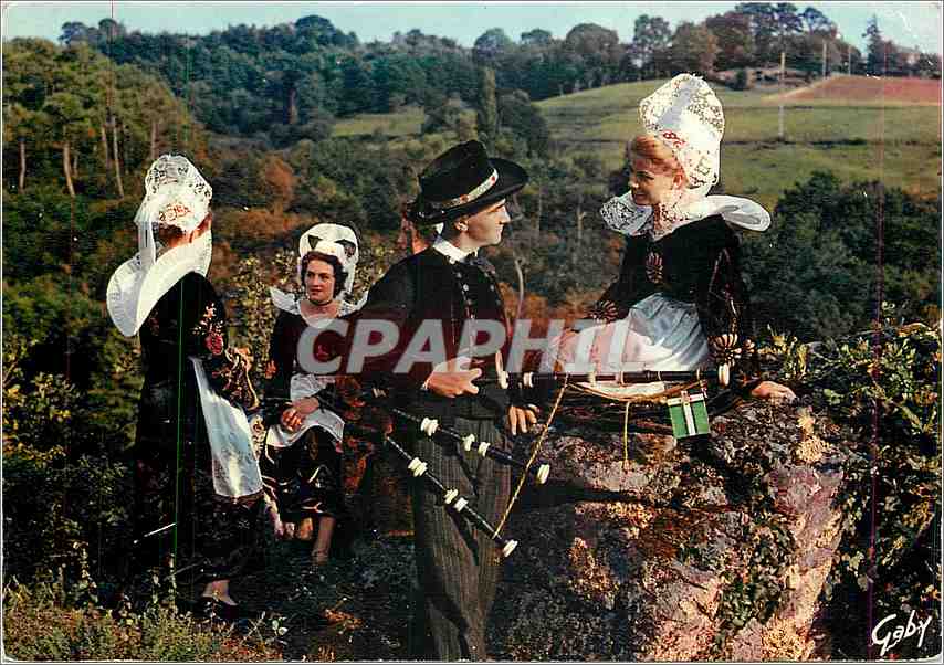CPM Folklore de France La Bretagne Quimperle Bannalec Scaer (Finistere) dans les pres