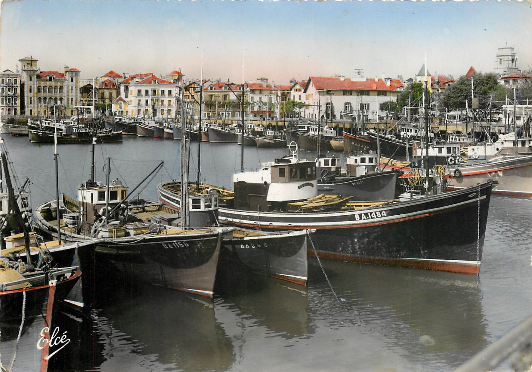 Saint-Jean-de-Luz — Thoniers et Chalutiers dans le Port — L. Chatagneau