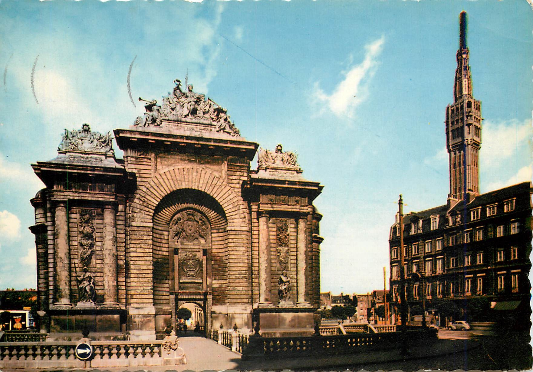 CPM Lille (Nord) Porte de Paris et Beffroi de l'Hotel de Ville