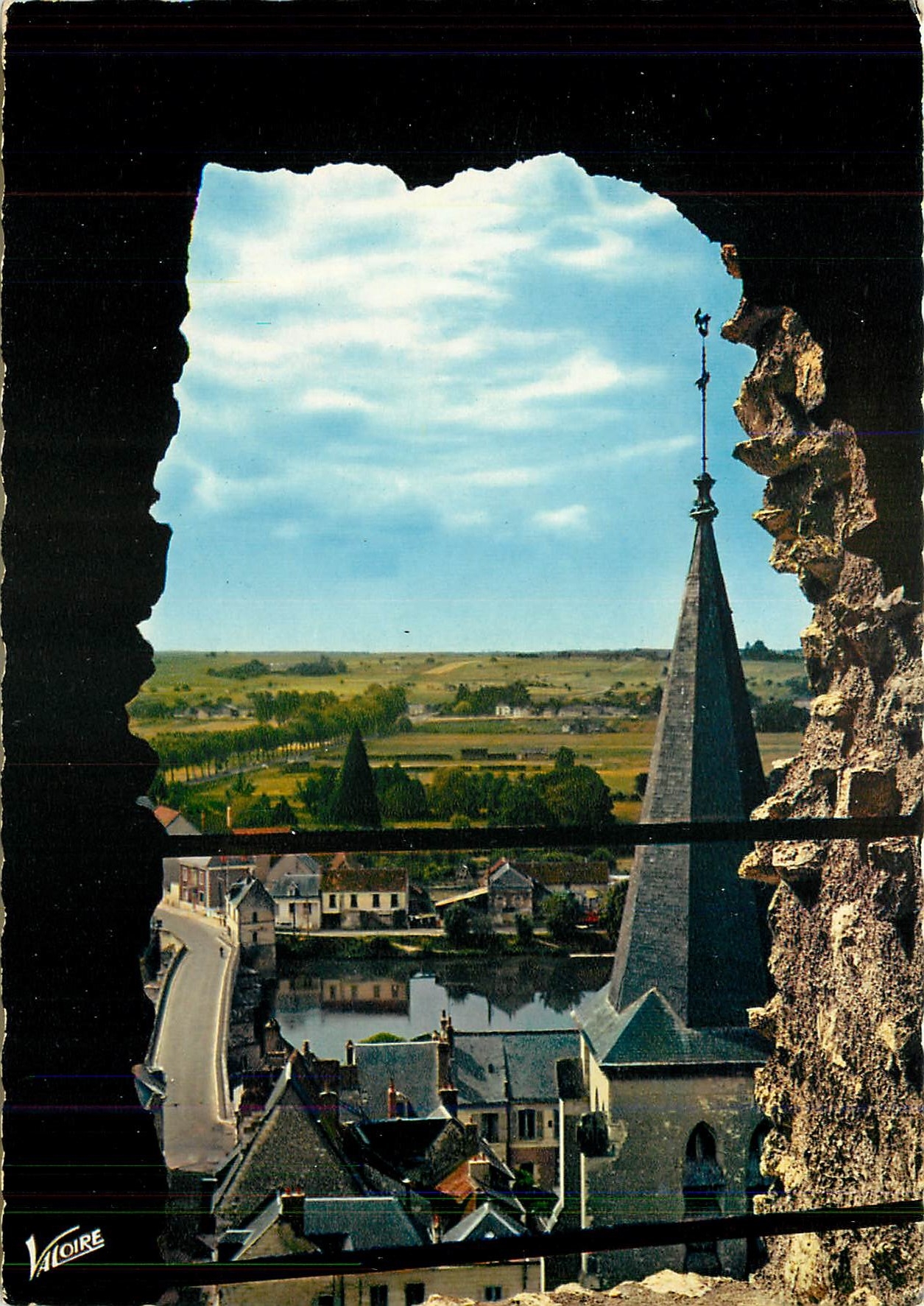 Montrichard (Loir-et-Cher) — Perspective prise du donjon sur le Cher et le clocher Sainte-Croix — Édit. Valoire