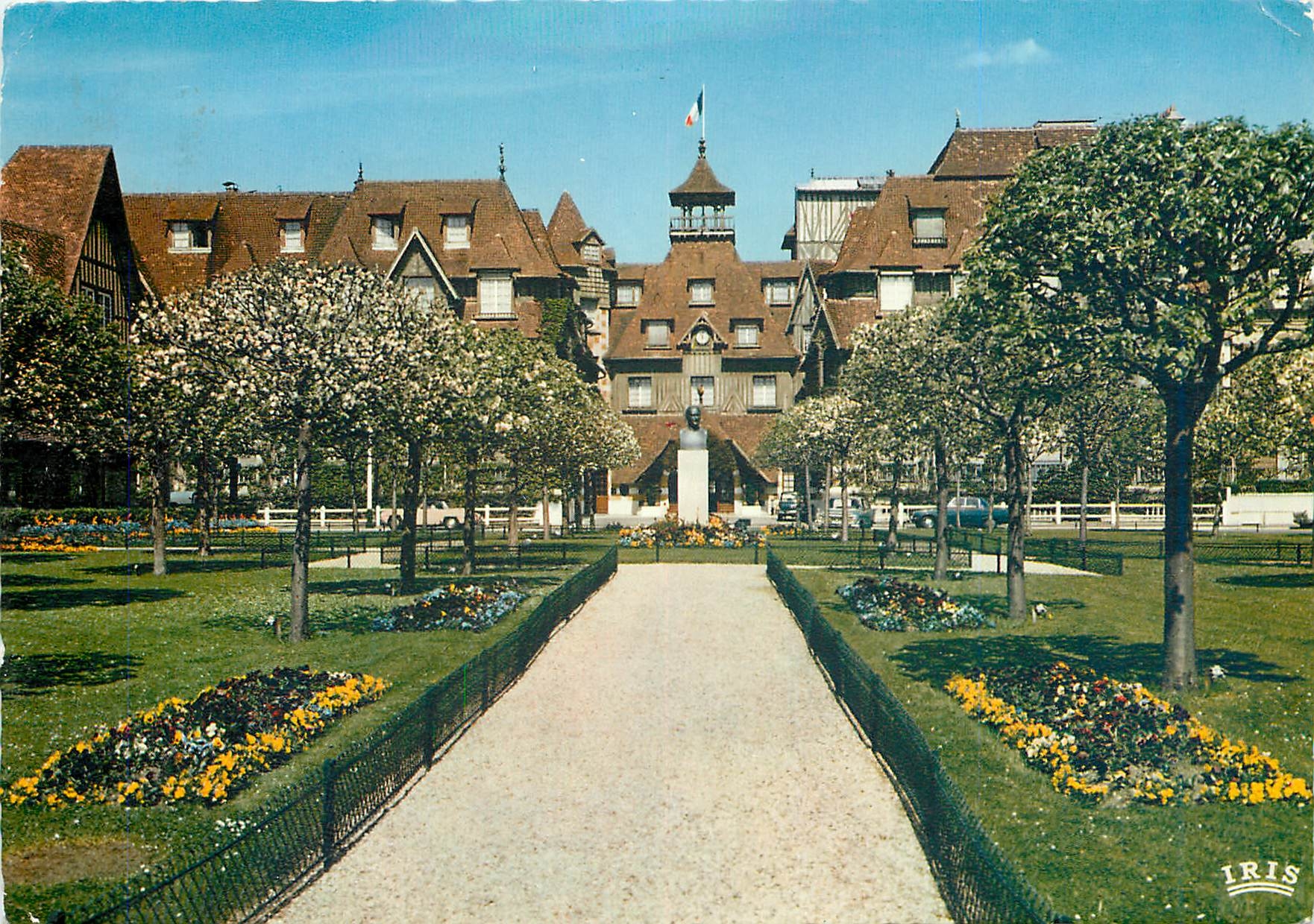 CPM Deauville Plage Fleurie Le Normandy Hotel et les Pommiers en Fleurs