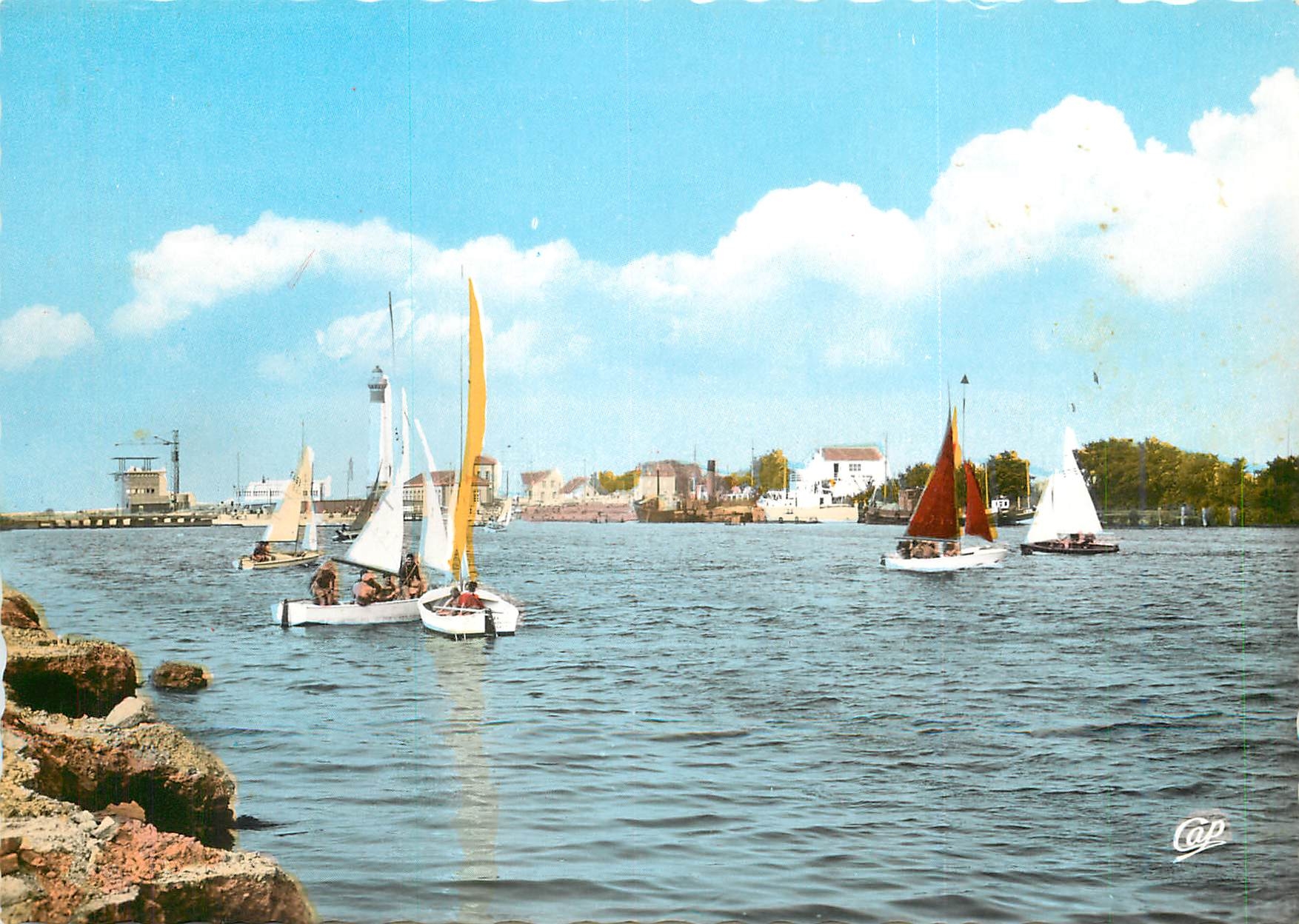 CPM Ouistreham Riva Bella Les Voiliers sur le Canal Bateaux