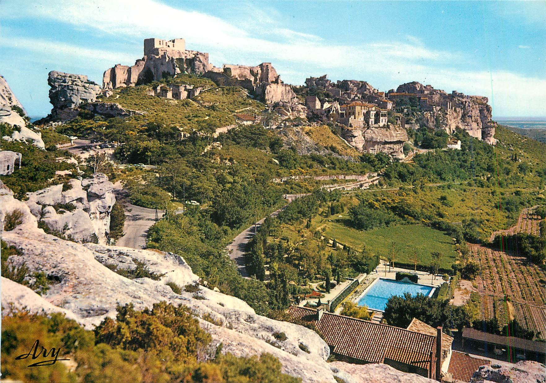 CPM En Provence La Poetique Village des Baux