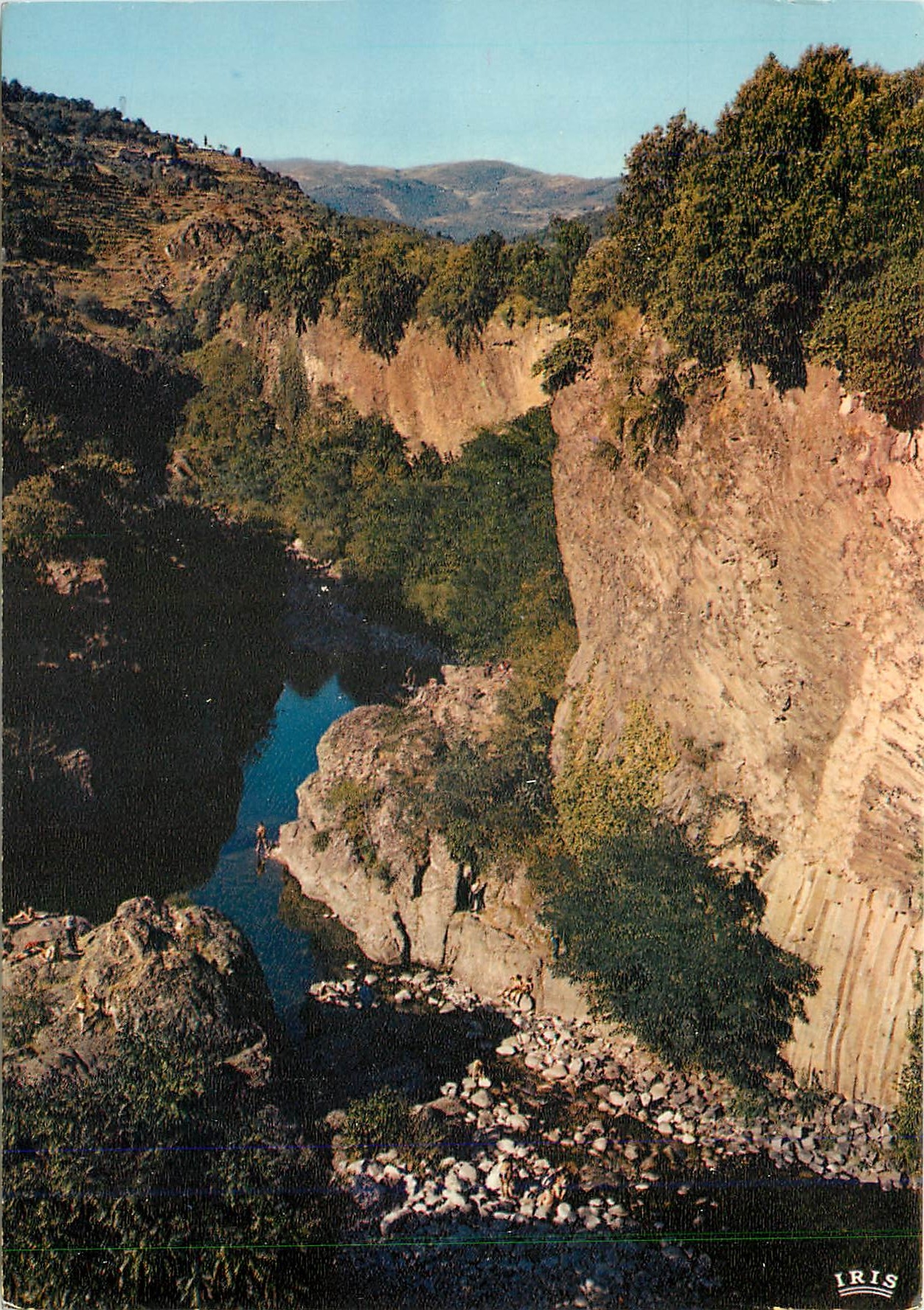 Gorges du Lignon — Die Bucht am Fuße der Basaltströme — IRIS