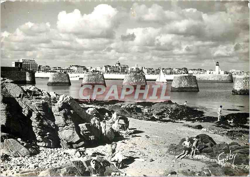 CPM Les Sables d'Olonne (Vendee) Entree du Port et la Plage
