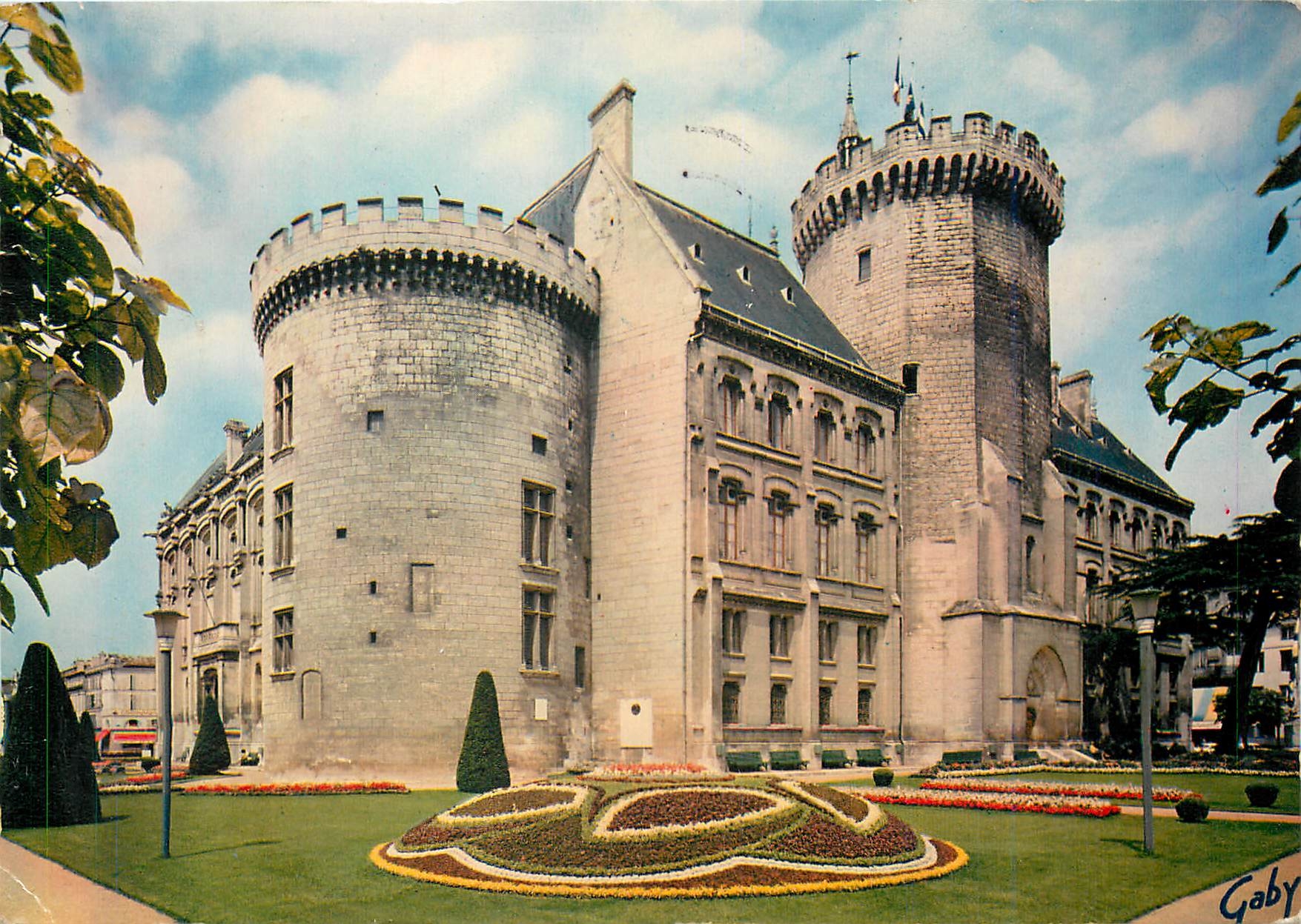 CPM Chateaux et Sites des Charentes l'Hotel de Ville d'Angouleme