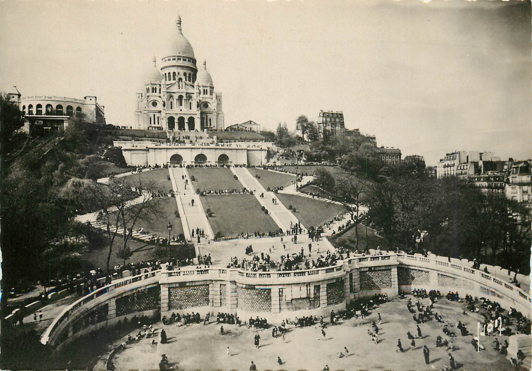 CPM Paris en Flanant Le Sacre Coeur de Montmartre et l'escalier monumental