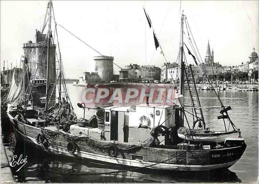 CPM La Rochelle (Ch Mme) Un coin du Port et les Trois Tours Bateau Fleur des Iles